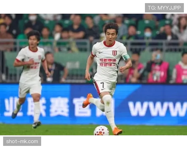 韦世豪又在场边摔毛巾了，这脾气是真压不住还是演给谁看？